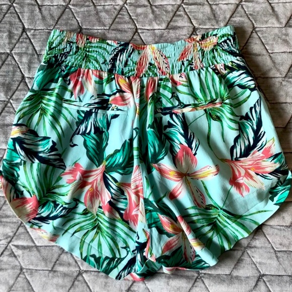 MinkPink Tropical Shorts - Picture 5 of 6
